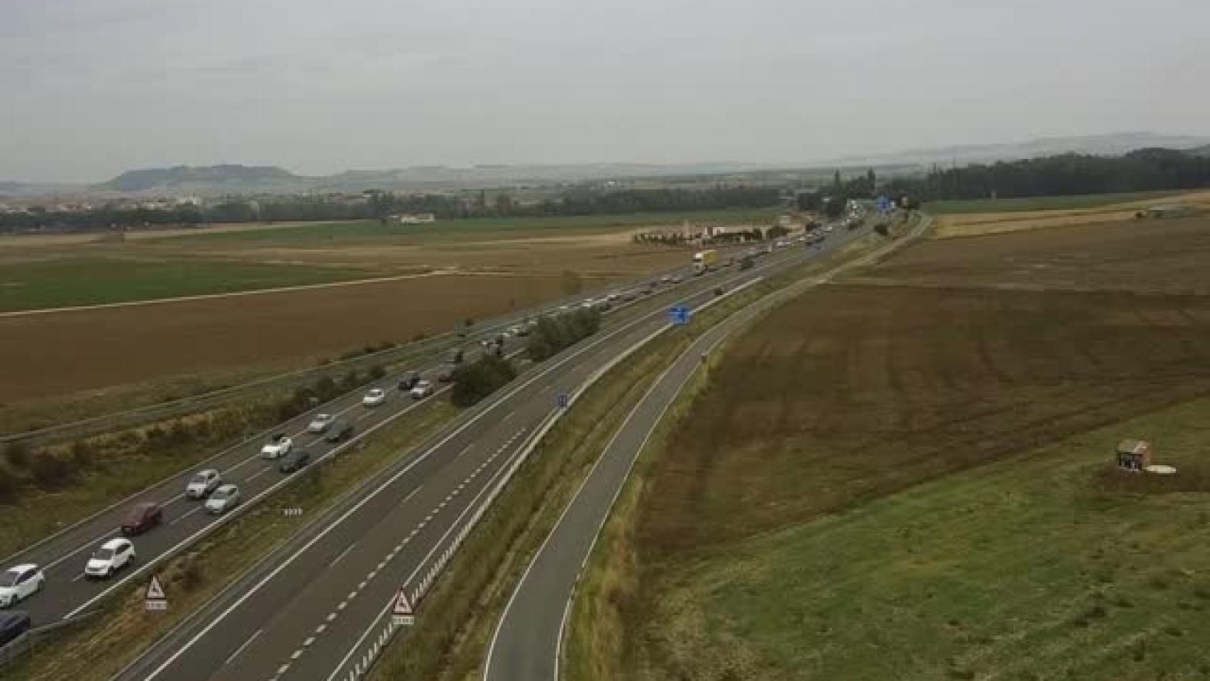 Retención en la A-6 a la altura de Tordesillas, captada por las cámaras de la DGT
