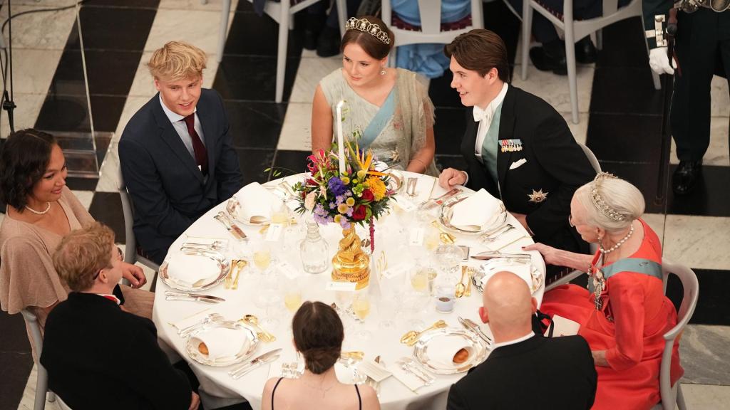 Christian de Dinamarca, la reina Margarita II e Ingrid Alexandra de Noruega acompañados de otros invitados.