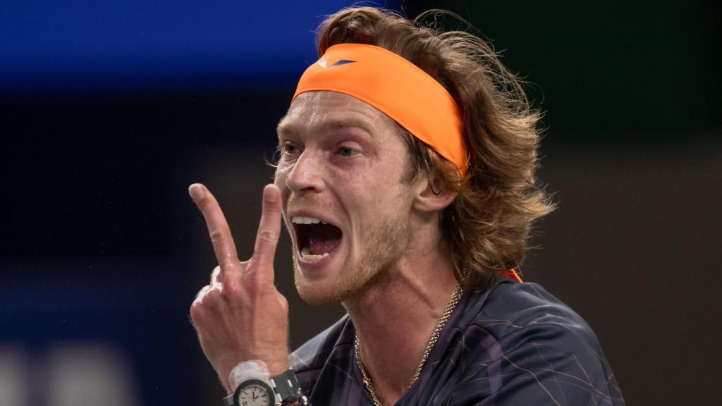 Rublev, enfadado en la final ante Hurkacz