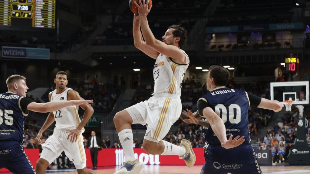 Llull, en acción en el partido ante el UCAM Murcia.