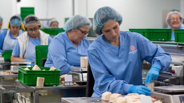 Trabajadoras de una fábrica de Santoña.