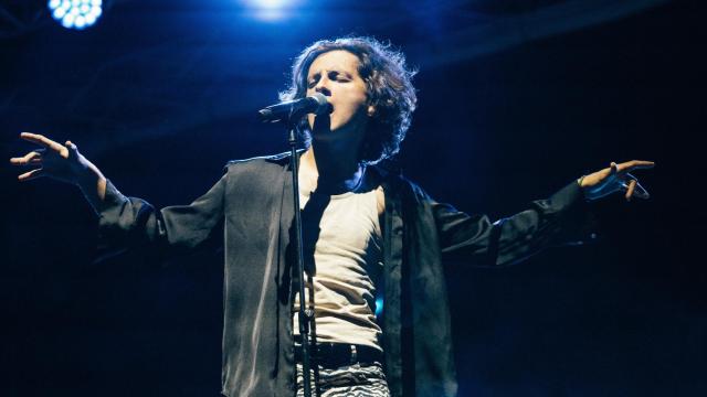 Antonio García, cantante de Arde Bogotá, en un momento del concierto en el Benalfest.