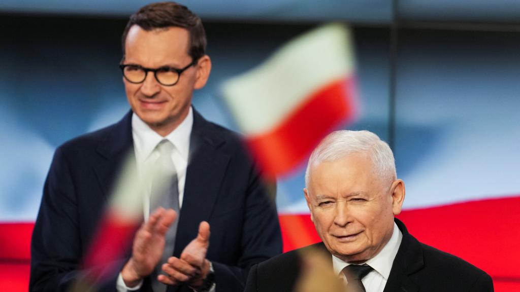 El primer ministro Mateusz Morawiecki (i) junto al jefe de la formación, Jaroslaw Kaczynski (d).