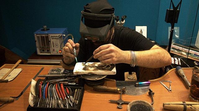 Diego Canales en la joyería La Esmeralda