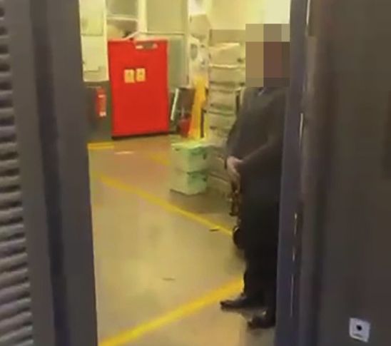 Captura del vídeo filtrado a 'The Sun' de la fiesta sexual de un futbolista de la Premier League