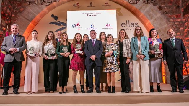 Las autoridades con las mujeres premiadas durante el acto por el Día de la Mujer Rural.