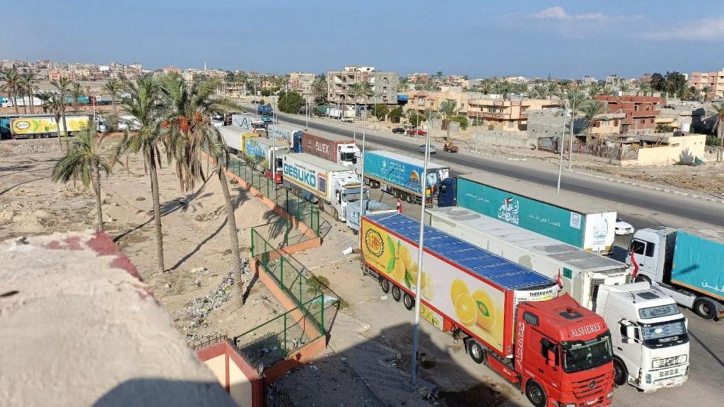 Camiones con ayuda humanitaria para Gaza en el paso fronterizo de Rafah.