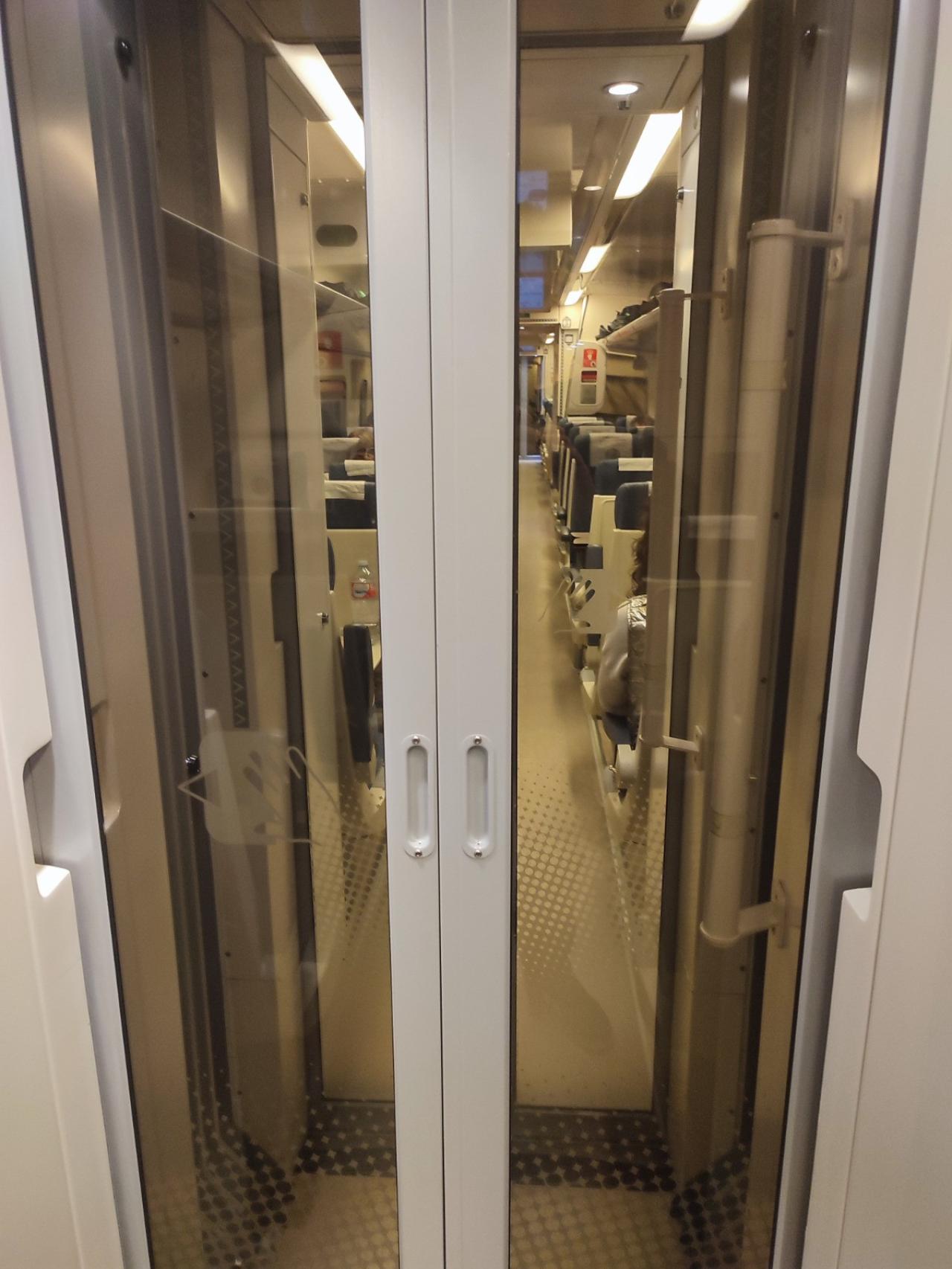 El pasillo interior de la serie 449 de Renfe.