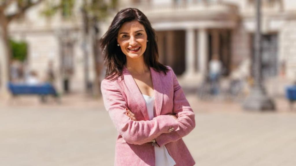 La nueva gerente de Aumsa, Ana Gil, en la plaza del Ayuntamiento. EE