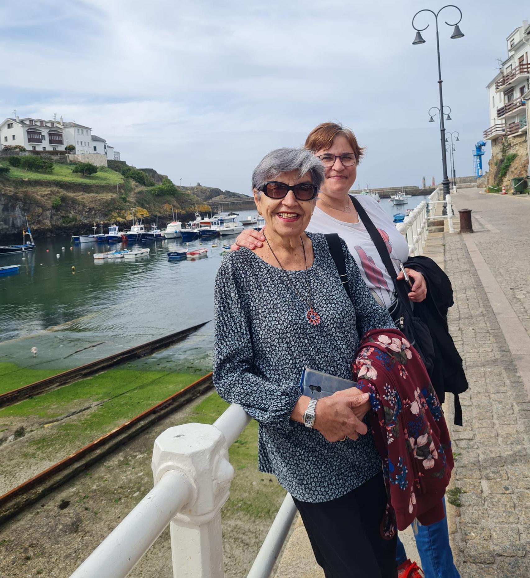 María Ruipérez junto a su madre Pilar, paciente de Alzhéimer