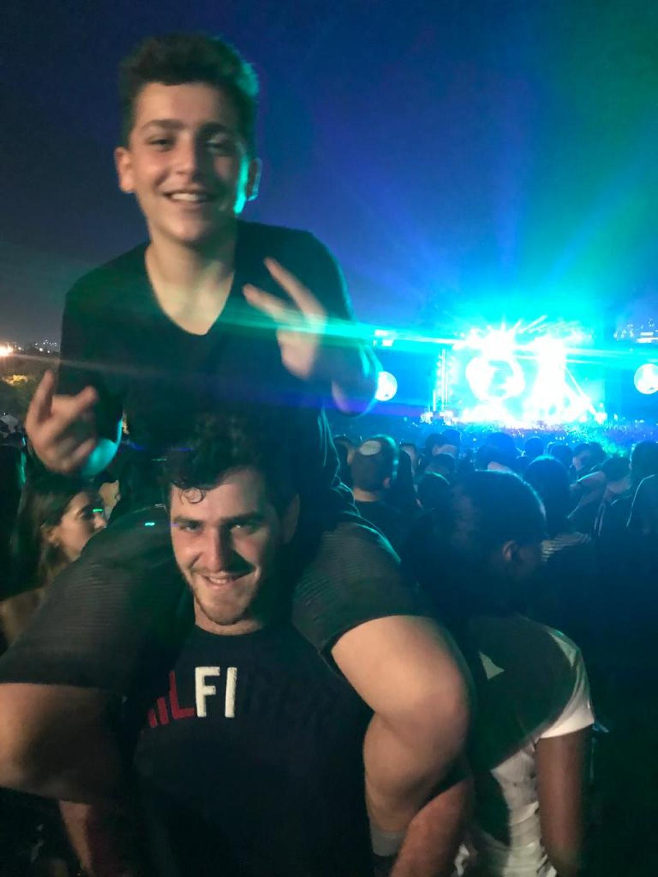 Tal Yaakov de niño, en un concierto con su hermano Ilan Moshe.