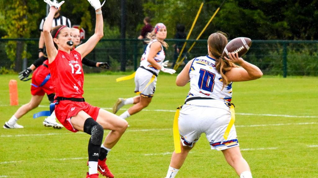 Un momento de un partido de la selección femenina de flag-football.