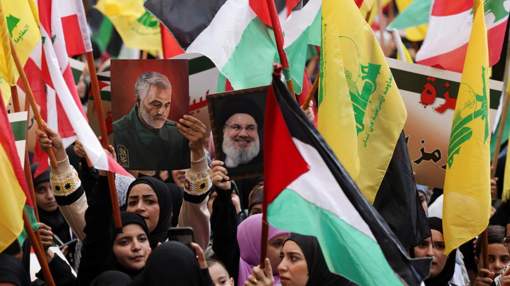 Partidarios de Hezbolá protestan en apoyo a los palestinos de Gaza en Beirut (Líbano).