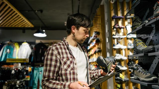Una persona compra unas zapatillas, en una imagen de archivo.