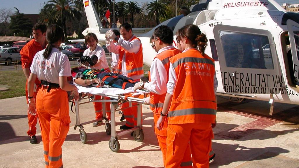 Los servicios del CICU, en la imagen, durante la atención a un herido en un accidente de tráfico.