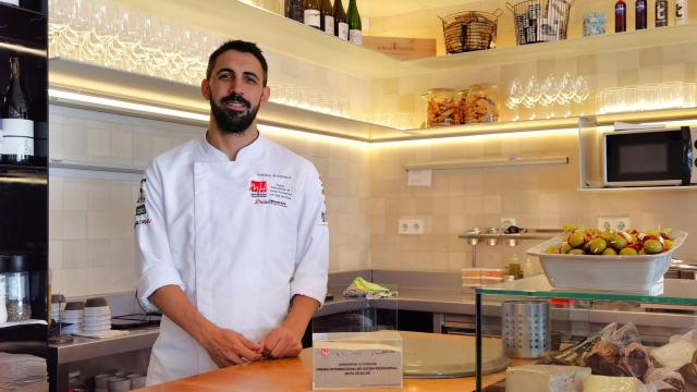 Enrique Guardiola, con su premio de Alicante Gastronómica por el plato con dátil.