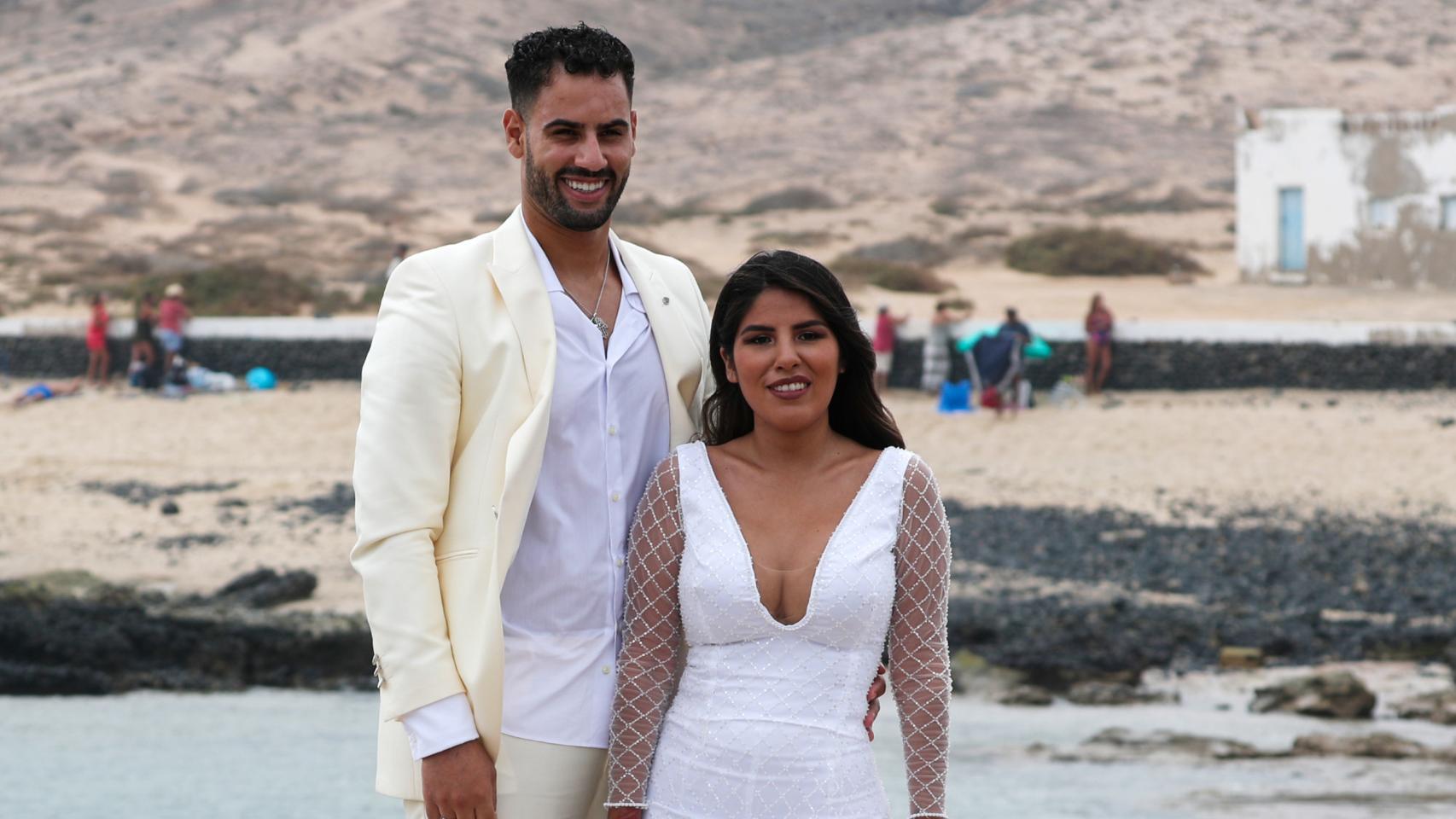 Isa Pantoja y su flamante marido, Asraf Beno, en una fotografía tomada en La Graciosa, en octubre de 2021.