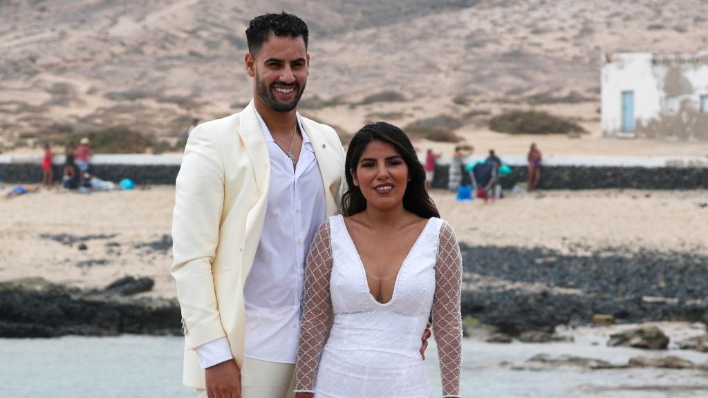 Isa Pantoja y su flamante marido, Asraf Beno, en una fotografía tomada en La Graciosa, en octubre de 2021.