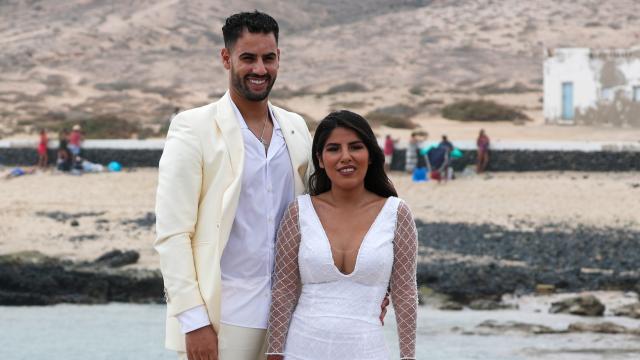 Isa Pantoja y su flamante marido, Asraf Beno, en una fotografía tomada en La Graciosa, en octubre de 2021.