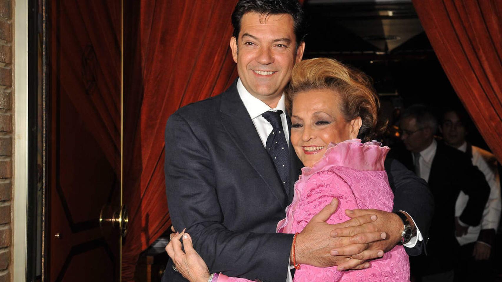 Augusto Algueró junto a su madre, Carmen Sevilla, en una imagen de archivo.