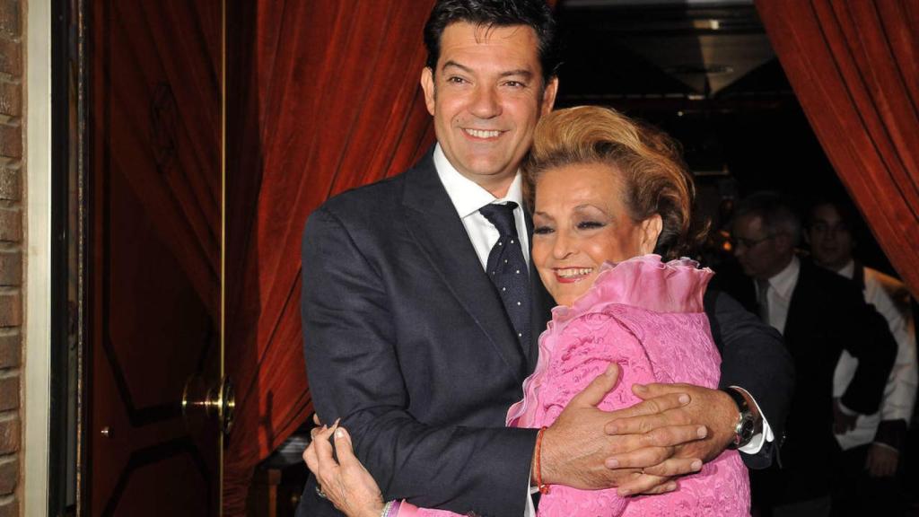 Augusto Algueró junto a su madre, Carmen Sevilla, en una imagen de archivo.