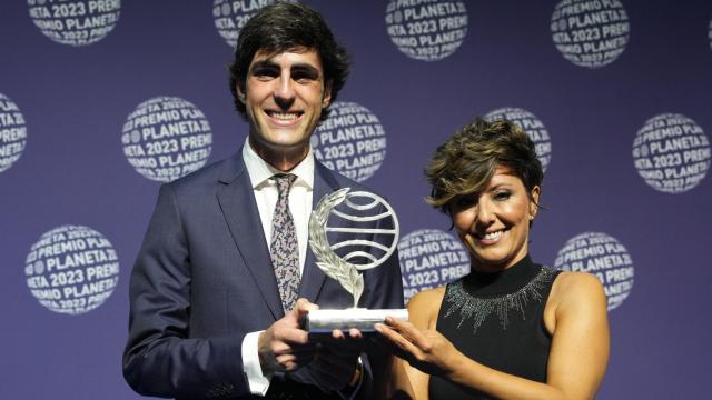 Alfonso Goizueta, finalista del Premio Planeta 2023, posa junto a la ganadora, Sonsoles Ónega. Foto: EFE/Alejandro García