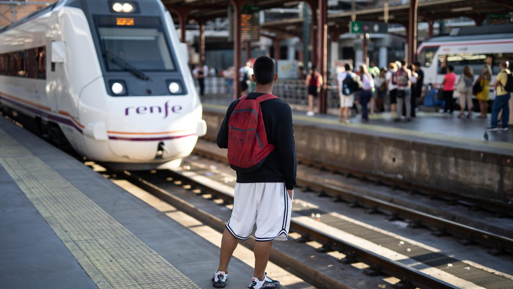 Un pasajero, en la estación de Chamartín (Madrid). n