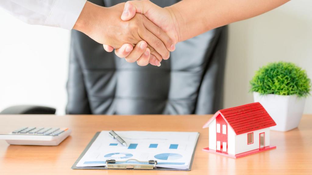 Simulación de la firma de una hipoteca.