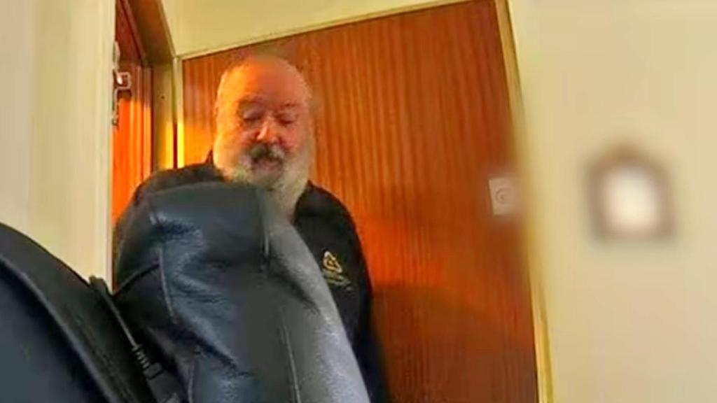 Alfredo 'el Gorila', el asesino de Esteban, en una imagen captada en el edificio.