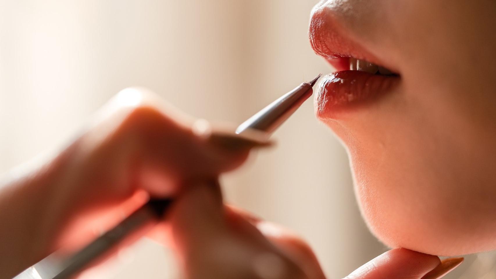 Mujer pintándose los labios