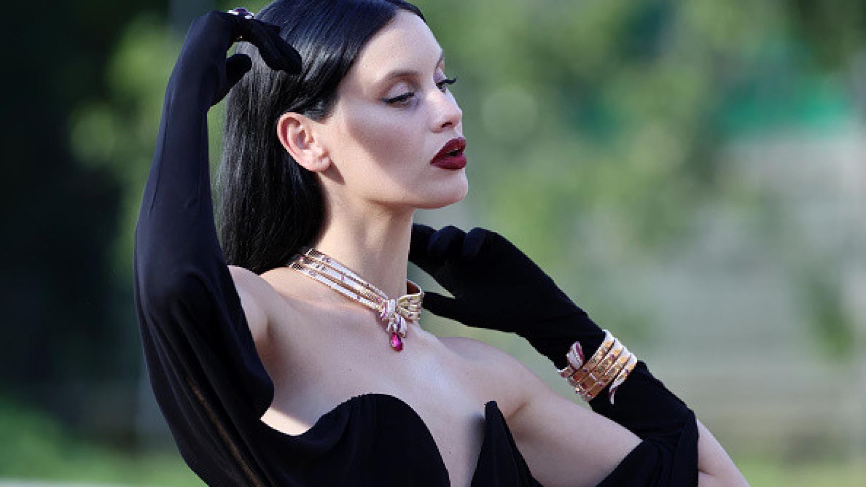 Milena Smit en el Festival Internacional de Cine de Venecia, vestida por Freddy Alonso