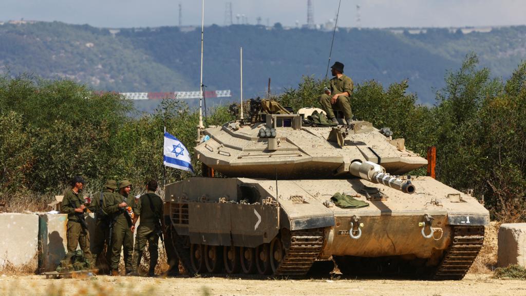 Militares israelíes vigilan la frontera con Líbano en el norte de Israel.