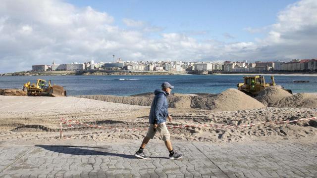 Operarios trabajan para levantar la duna en Riazor, en una foto de archivo.