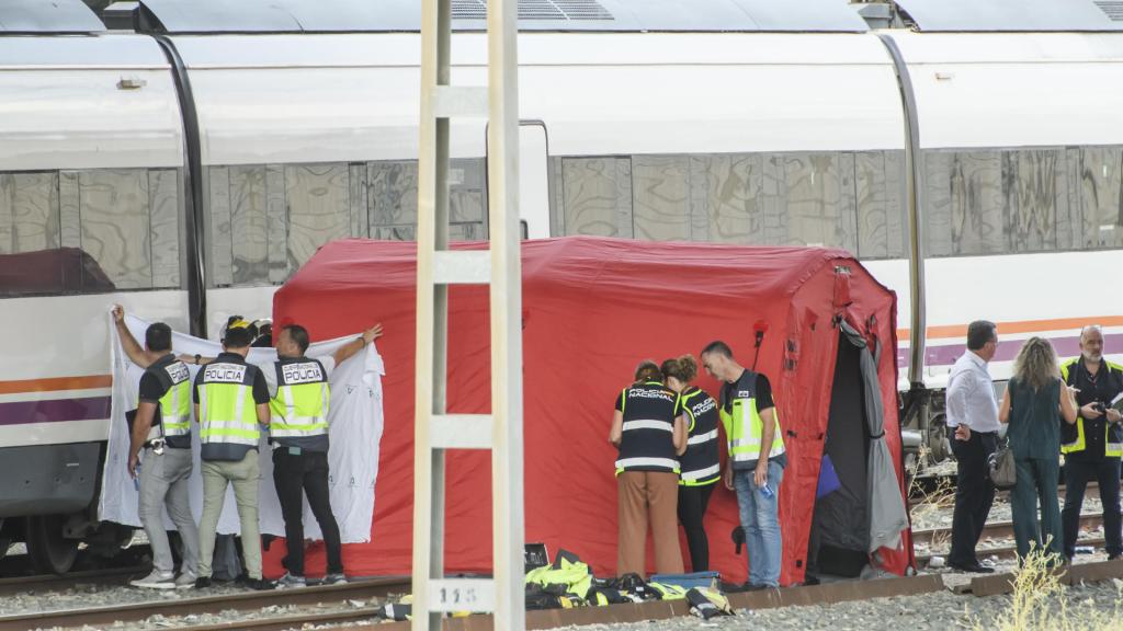 Agentes de la Policía Nacional, durante el levantamiento del cadáver e investigando los hechos.