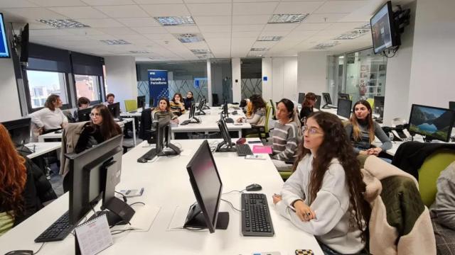 Alumnos asistiendo a clase en la universidad.
