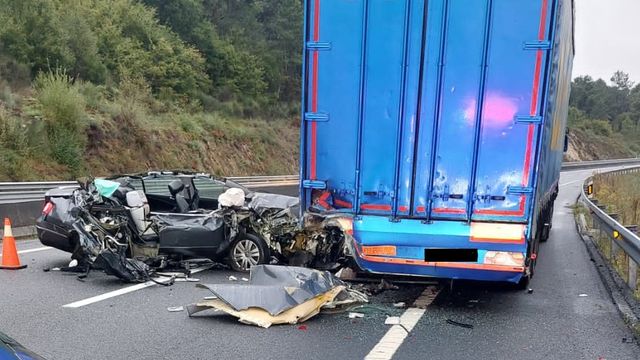Estado en el que quedó el turismo accidentado.