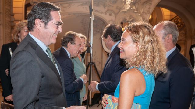 Antonio Garamendi, presidente de la CEOE, y Meritxel Batet, expresidenta del Congreso.