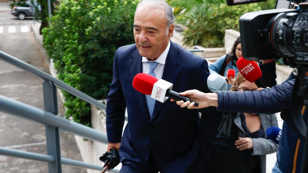 El hermano de Julio Iglesias hablando con los medios de comunicación, este martes 17.