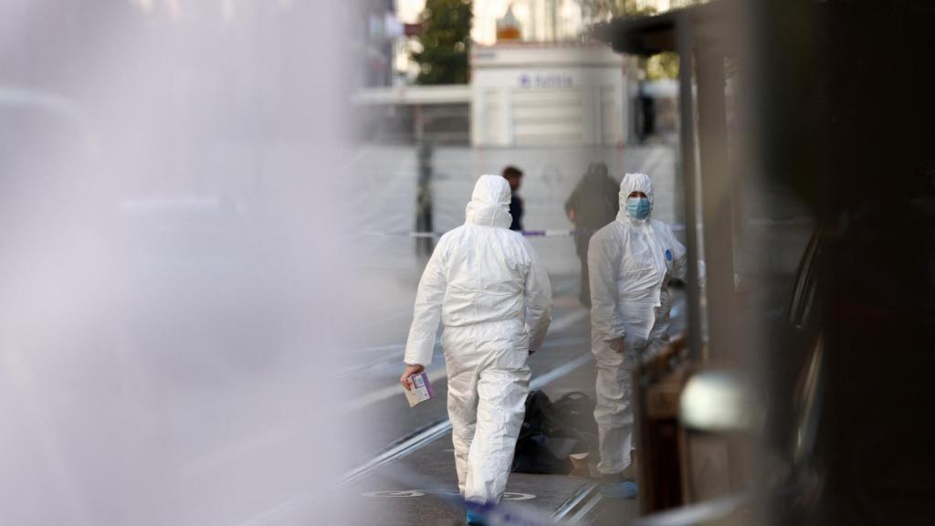 Agentes de la policía belga inspeccionan la zona en la que el terrorista que mató a dos personas fue neutralizado.