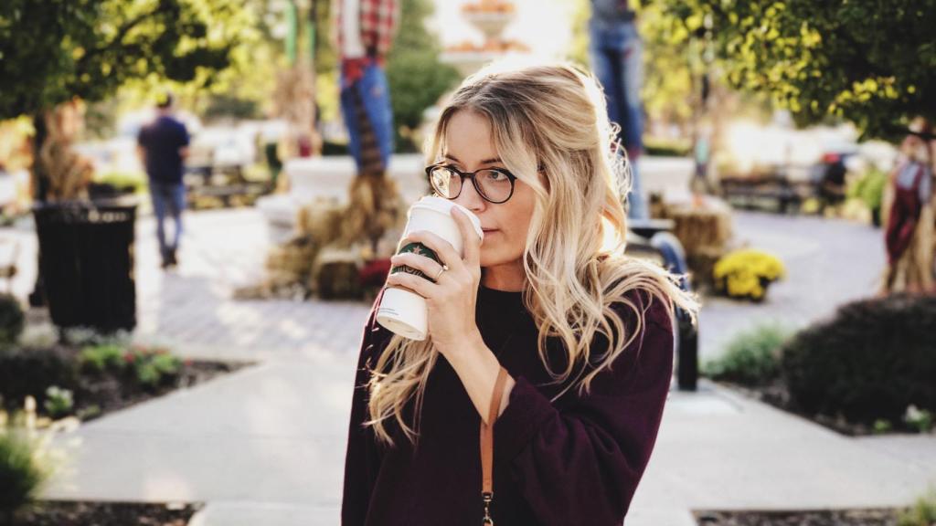 Una mujer, tomando un café.