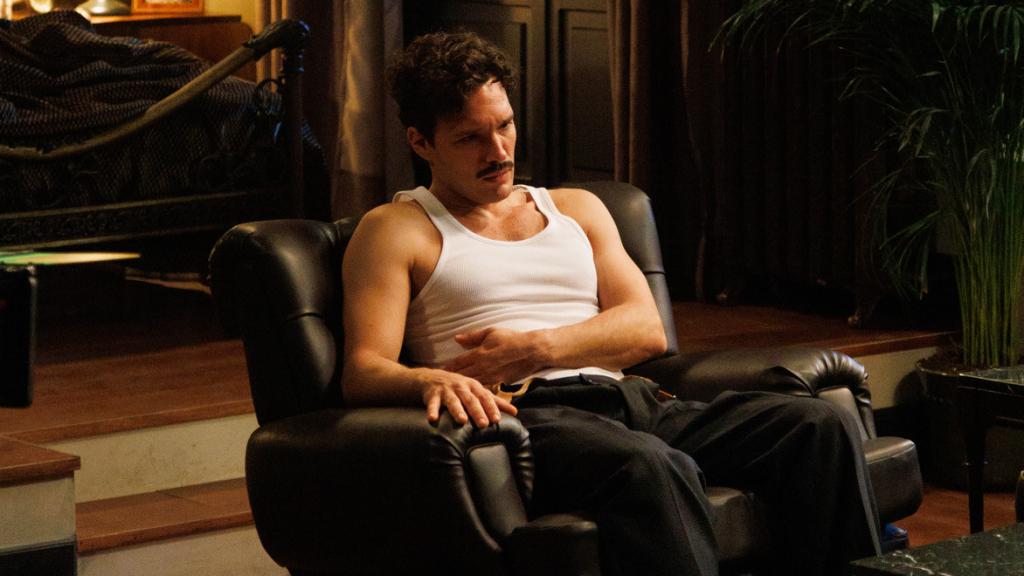 Íñigo sufre un gran dolor por su herida en el capítulo 18 de 'Salón de té La Moderna'.