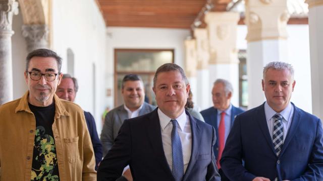 Emiliano García-Page, en el centro, este martes en el Palacio de Fuensalida.
