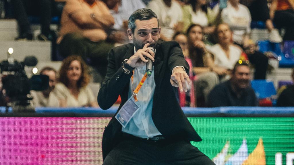 El presentador animando al público durante un partido.