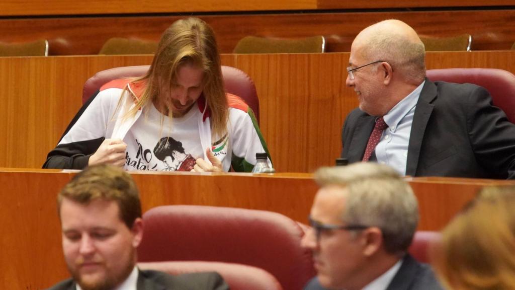 Fernández muestra su camiseta a Igea