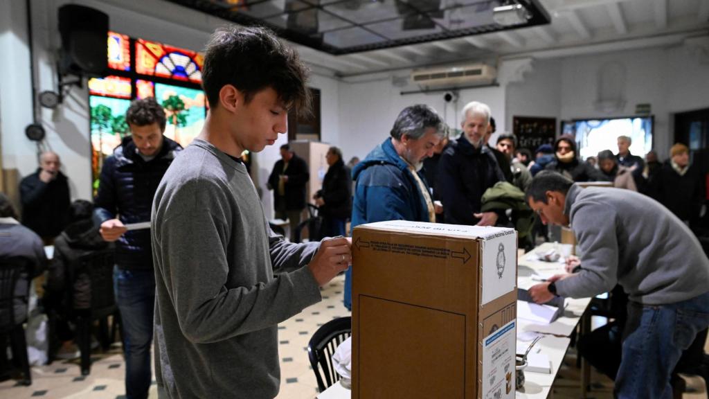 Un ciudadano argentino votaba por primera vez en las primarias del 13 de agosto.