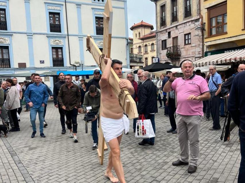 Bernardo Álvarez, junto con la cruz que paseaba en Grado (Asturias)