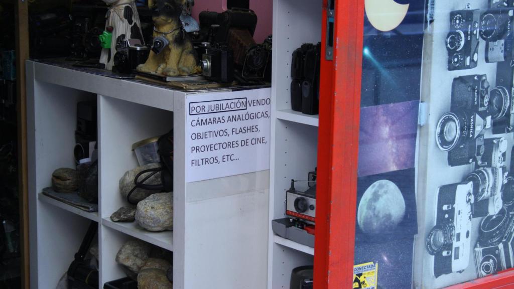 El cartel a la entrada de la tienda que ha creado confusión.