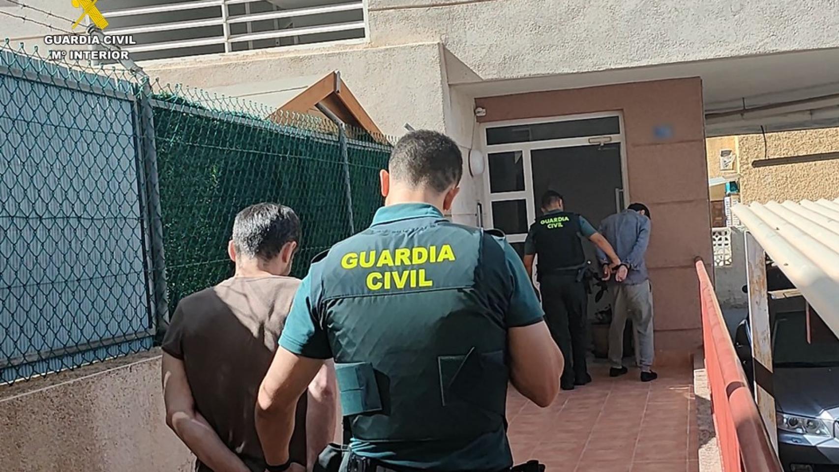 La Guardia Civil arresta a uno de los implicados en estos robos de viviendas.