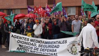 Imagen de la concentración celebrada este lunes frente a la Consejería de Medio Ambiente, Vivienda y Ordenación del Territorio.