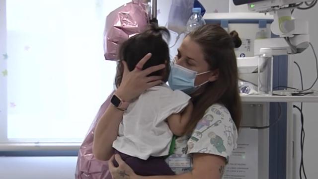 Una niña de dos años, criada en la UCI del Hospital de Salamana, busca familia de acogida